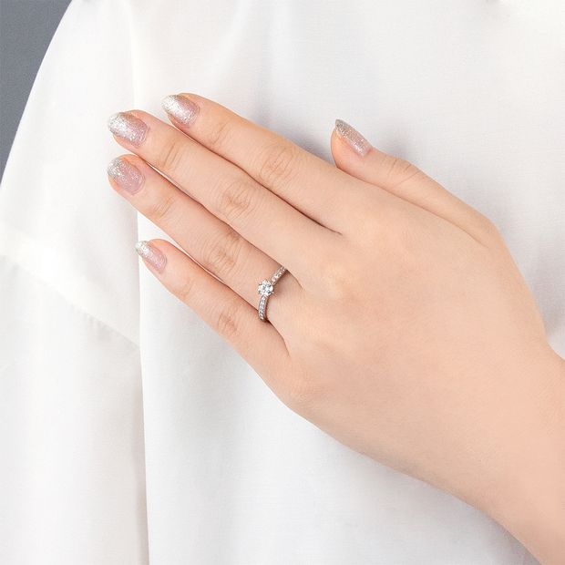 【ケイウノ ブライダル(K.UNO BRIDAL)】【ブライトネス】16ピースのメレダイヤモンドが華やかに輝くエンゲージリング