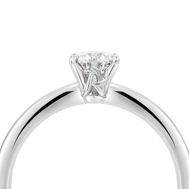 【ケイウノ ブライダル(K.UNO BRIDAL)】【カテリーナ-/イニシャルデザイン】ダイヤモンドを支える石座の側面に、ふたりのイニシャルをデザイン。
