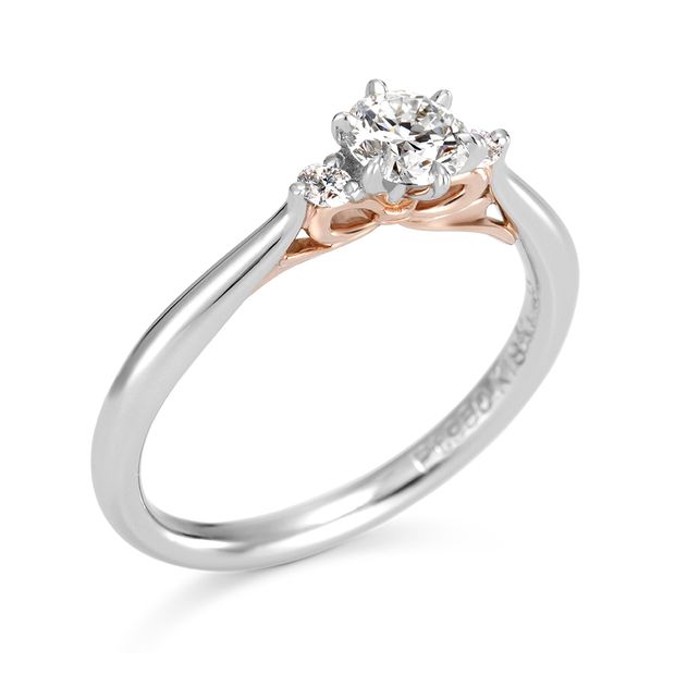 【ケイウノ ブライダル(K.UNO BRIDAL)】【リボン】側面にリボンをさりげなくあしらった婚約指輪