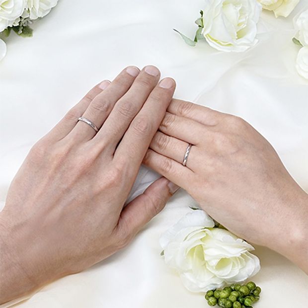 【Over Excellent(オーバーエクセレント)】【Nicotiana　ニコチアナ　～あなたがいれば～】　王道の甲丸フォルムのデザイン。上品な輝きのダイヤモンド入りマッリジリング。