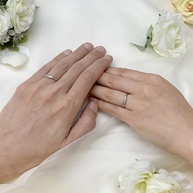 【Over Excellent(オーバーエクセレント)】【Precious ribbon プレシャス・リボン -ふたりの愛-】愛を重ね合わせるリボンのような流れるデザイン。優雅な曲線美が手元を演出。