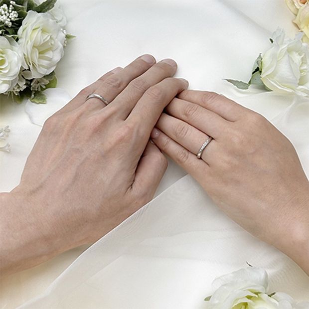 【Over Excellent(オーバーエクセレント)】【Eucharis ユーチャリス-純潔-】花びらのようにくるんとひるがえったような優美な曲線に、朝露のように輝くメレダイヤモンドをセッティング。