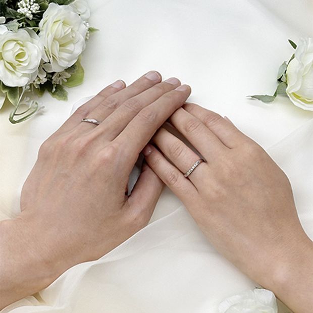 【Over Excellent(オーバーエクセレント)】【Phalaenopsis ファレノプシス -清純-】蝶が舞うような姿の花びら。幸せを運ぶように緩やかにカーブするデザインが、やわらかくおふたりに寄り添います。