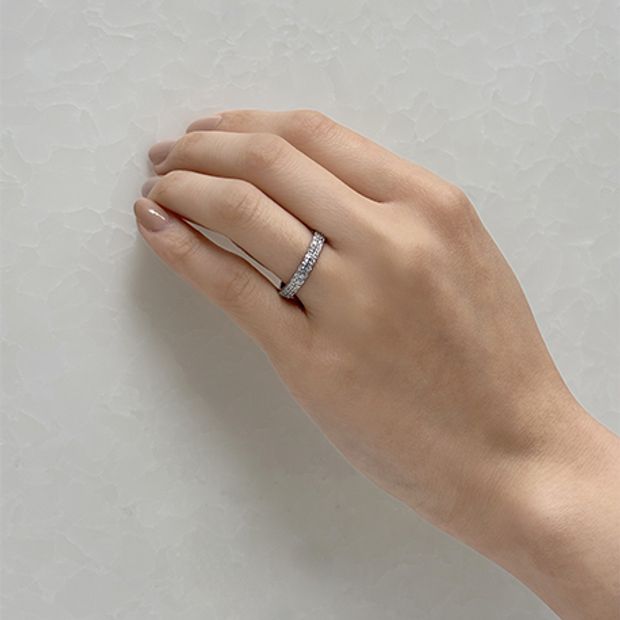 【Over Excellent(オーバーエクセレント)】【Eternity　～ハーフエタニティリング～】　２列にセッティングされたダイヤモンドが、指元に華やかな輝きをもたらし、シンプルながらも洗練された輝きを纏うエレガントなデザイン。