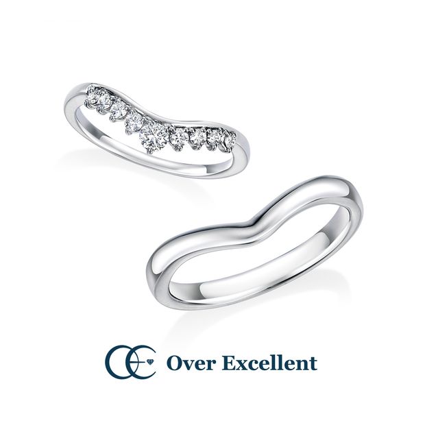 【Over Excellent(オーバーエクセレント)】【Rain lily レインリリー -純白の愛-】やさしいウェーブラインに雫のように、ダイヤモンドが華やかにしっとりと輝いて。