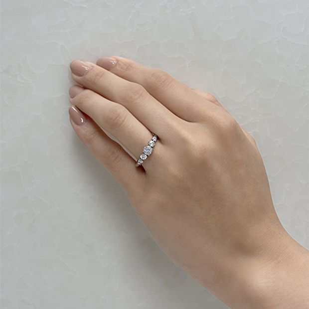 【Over Excellent(オーバーエクセレント)】【Calceolaria カルセオラリア -私の伴侶に-】4本爪スタイルでモダンなスタイルに、瑞々しく輝くメレダイヤモンドをセッティング。