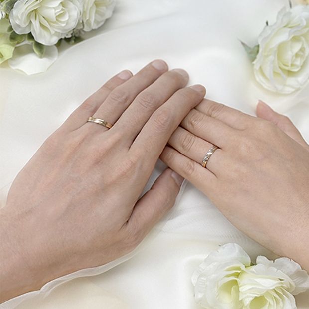 【Over Excellent(オーバーエクセレント)】【Harmony ハーモニー -ふたりの和音-】ゴールドとプラチナのコンビネーションがモダンな印象。シャープなラインが素材をぐっと引き立てて。