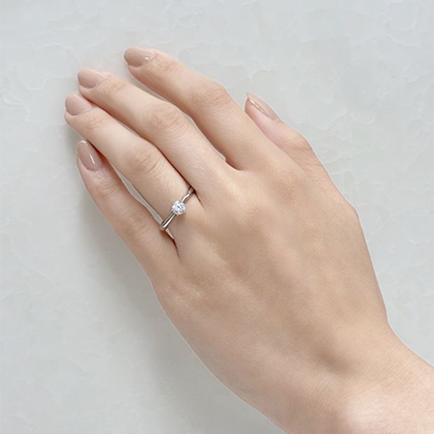 【Over Excellent(オーバーエクセレント)】【Sun Flower ヒマワリ -あなたを見つめる-】ヒマワリの花言葉のように、真っすぐに太陽を向くヒマワリのように純粋でピュアな心を表した、正統感の薫るソリティアリング