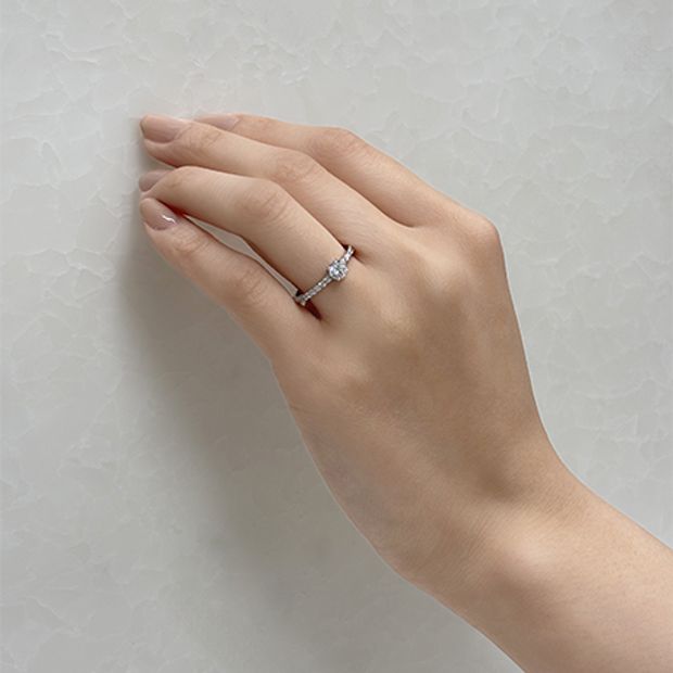 【Over Excellent(オーバーエクセレント)】【 Clematis クレマチス -美しさ-】贅沢にも指いっぱいに広がる輝きが印象的なシリーズ。フラットなシルエットと贅沢に敷き詰めたダイヤモンド。