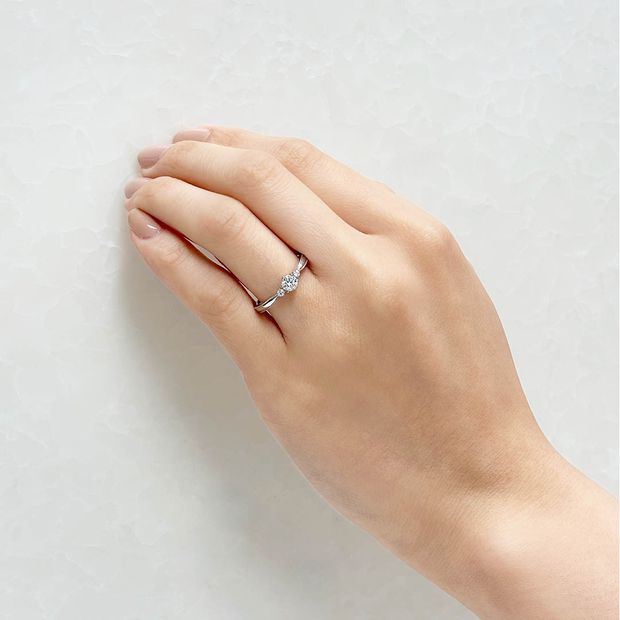 【Over Excellent(オーバーエクセレント)】【Agapanthus アガパンサス-愛しい人-】センターダイヤモンドを際立たせるように絞り込まれたリングのシルエット。