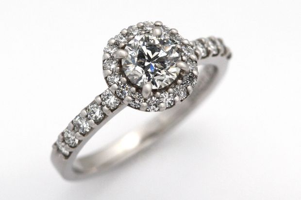 【宝寿堂(ほうじゅどう)】【宝寿堂】ダイヤで取り巻いた豪奢で華やかなエンゲージ《HD2532》