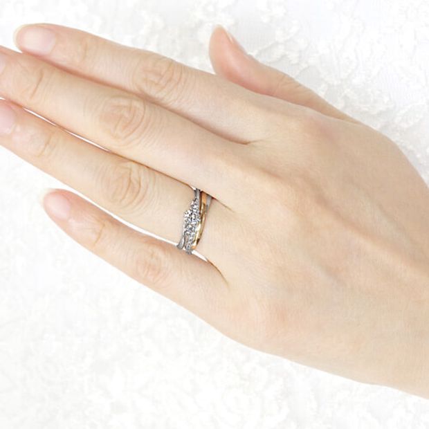 【宝寿堂(ほうじゅどう)】【宝寿堂】細身のフォルムに両脇にふたつずつのメレが可憐《HD2215》