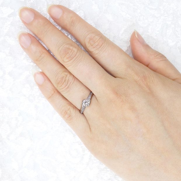 【宝寿堂(ほうじゅどう)】【宝寿堂】捩じりアームにメレを並べて。華やか＆上品なエンゲージ《HD2244a》