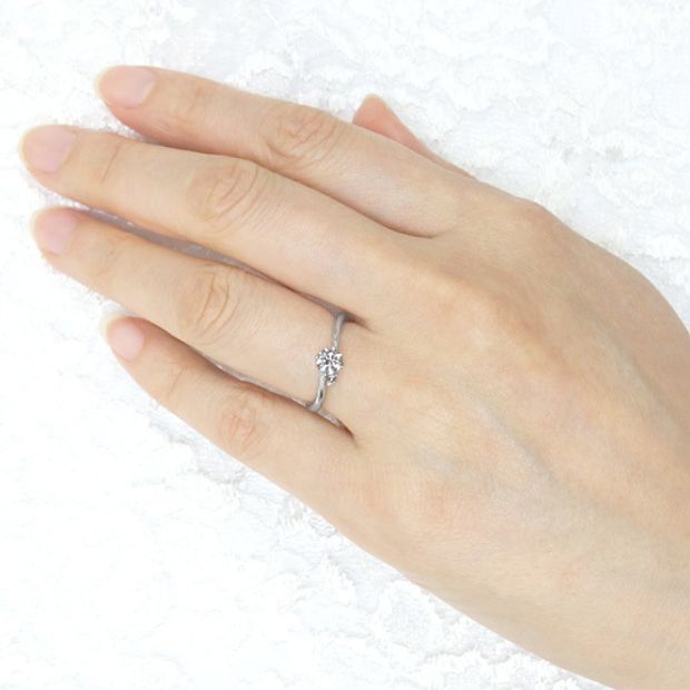 【宝寿堂(ほうじゅどう)】【宝寿堂】傍らに小さく添えたダイヤメレがキュートなエンゲージ《HD2047》