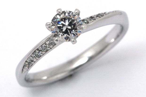 【宝寿堂(ほうじゅどう)】【宝寿堂】細身のアームにメレを繊細に這わせて《HD2064》