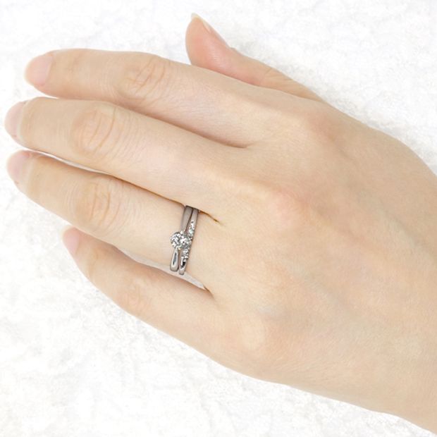 【宝寿堂(ほうじゅどう)】【宝寿堂】シンプルストレートの中央にダイヤを5粒並べて《KM28/HD2858》