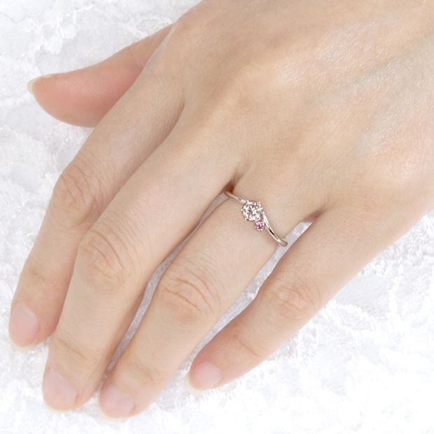 【宝寿堂(ほうじゅどう)】【宝寿堂】傍らに添えられたピンクダイヤがキュート☆《HD2068p》