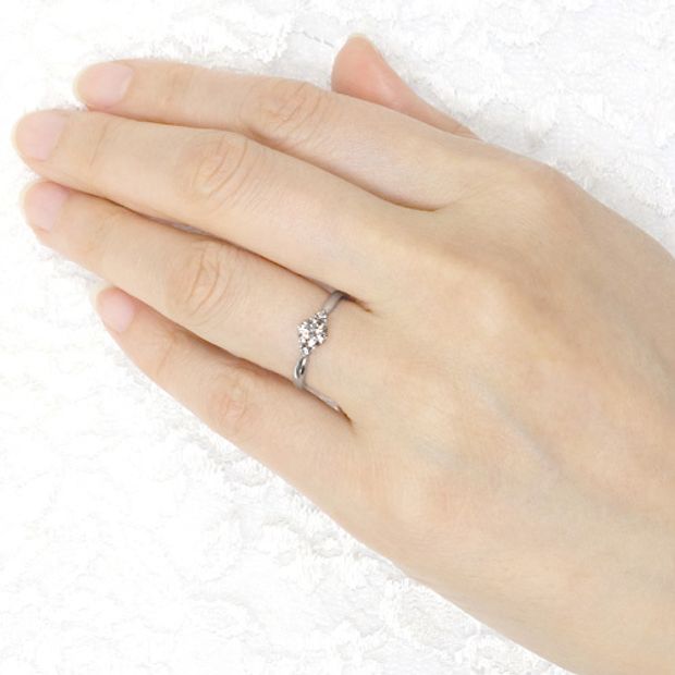 【宝寿堂(ほうじゅどう)】【宝寿堂】両サイドに1粒ずつ小さなメレが♪フェミニンなリング《HD2744》