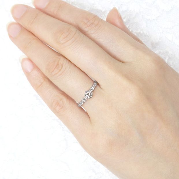 【宝寿堂(ほうじゅどう)】【宝寿堂】特徴的なミル遣いが目を惹く華やかなエンゲージリング《HD2696》