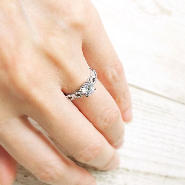 【宝寿堂(ほうじゅどう)】【宝寿堂】個性のある雰囲気で豪華なアームのエンゲージリング《HD02825》 ｜宝寿堂(ほうじゅどう)の婚約指輪