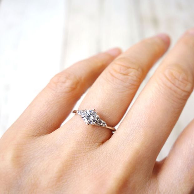 【宝寿堂(ほうじゅどう)】【宝寿堂】細身のフォルムに両脇にふたつずつのメレが可憐《HD2215》