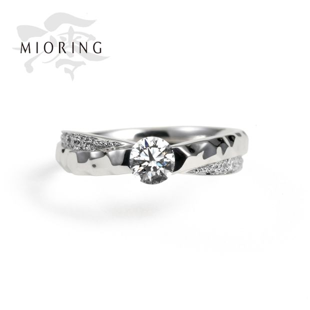 【MIORING(ミオリング)】MIORING 鎚目模様とダイヤのきらめきが一つになった婚約指輪 凛冽-りんれつ-