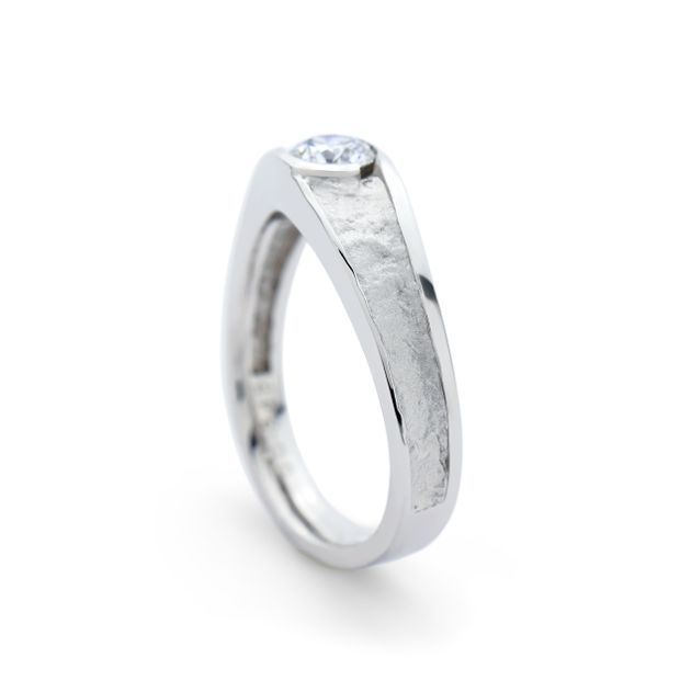 【MIORING(ミオリング)】MIORING 月灯 -つきあかり-エンゲージリング  和紙の雲の間から望む満月のように