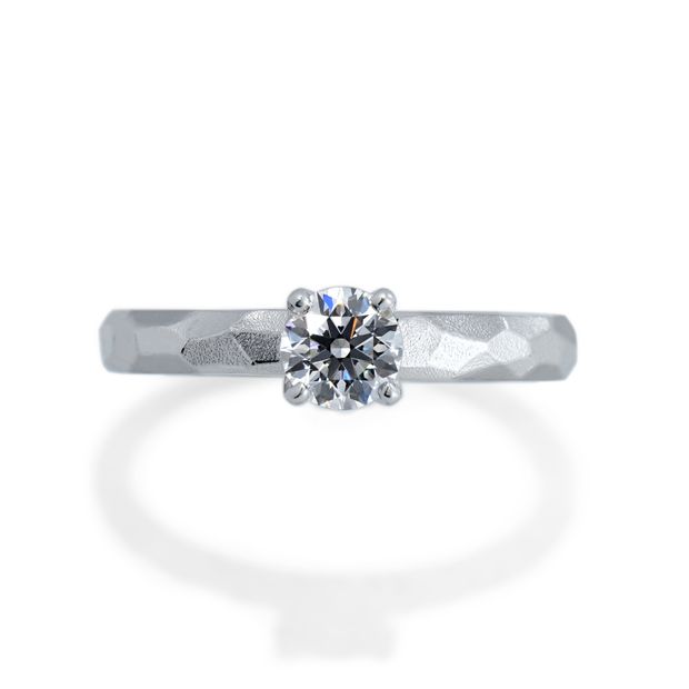 【MIORING(ミオリング)】MIORING  つや消しの鎚目に光の路が浮かぶ婚約指輪 浮月-うつき-