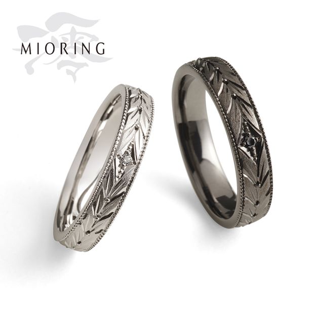 【MIORING(ミオリング)】MIORING 月桂双樹 -げっけいそうじゅ- 向かい合う月桂樹の彫刻が華やかに祝福する鍛造セットリング