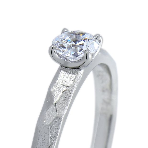 【MIORING(ミオリング)】MIORING  つや消しの鎚目に光の路が浮かぶ婚約指輪 浮月-うつき-