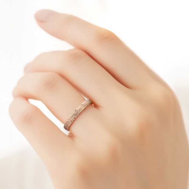 【MIORING(ミオリング)】MIORING 若瑞樹 -わかみずき- 細身リングに和彫りの唐草模様が煌めく鍛造結婚指輪