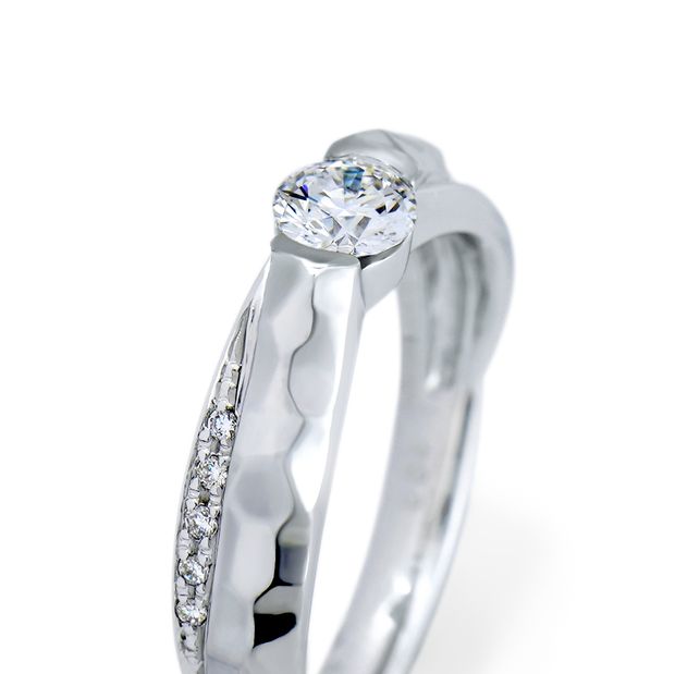 【MIORING(ミオリング)】MIORING 鎚目模様とダイヤのきらめきが一つになった婚約指輪 凛冽-りんれつ-