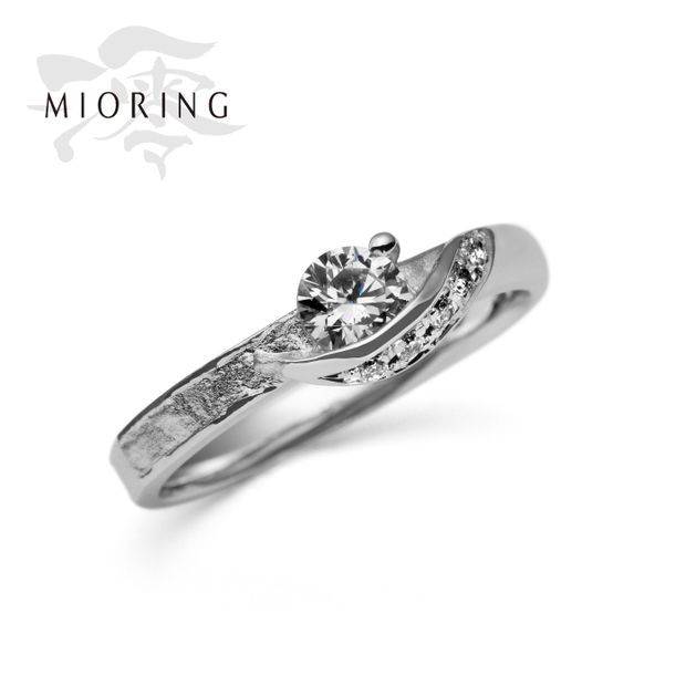 【MIORING(ミオリング)】MIORING 和紙の風合いがプラチナに生まれ変わる婚約指輪 明燈-あけび-