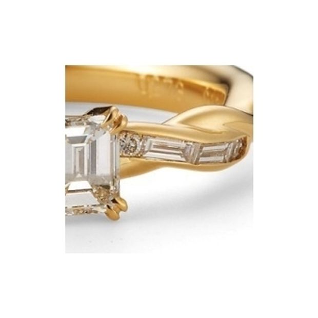 【garden(ガーデン)】クローブ～二本の糸が絡み合ったような曲線のアームがエレガントな婚約指輪