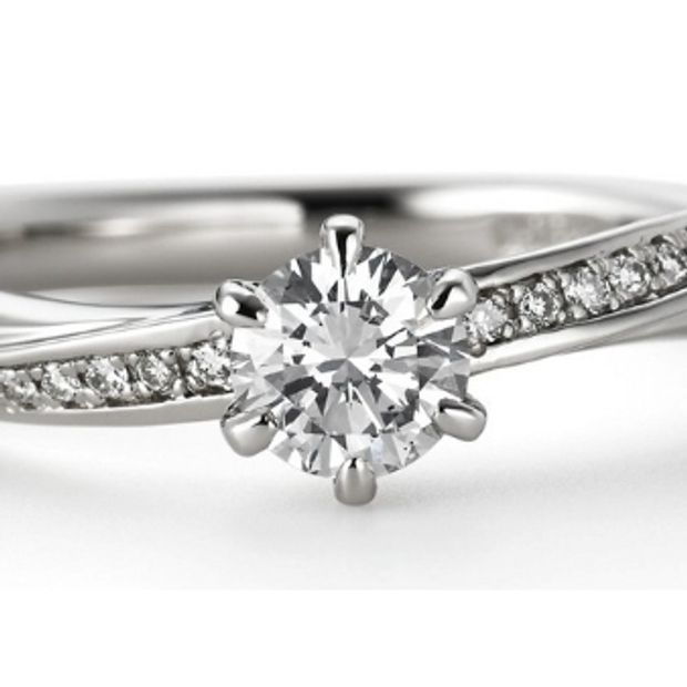 【garden(ガーデン)】クレッシェンド ～結婚指輪との重ね付けでより華やかでエレガントな婚約指輪