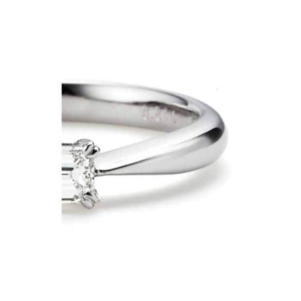 【garden(ガーデン)】＜pipi＞婚約指輪　エメラルドカットダイヤの輝きが際立つシンプルなデザイン