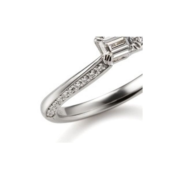 【garden(ガーデン)】イランイラン～お揃いの結婚指輪との重ね着けで指先を美しく演出してくれる婚約指輪