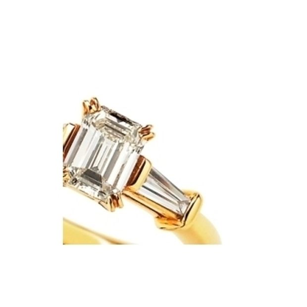 【garden(ガーデン)】＜siena＞エメラルドカットダイヤ&times;テーパードカットダイヤのシャープな婚約指輪