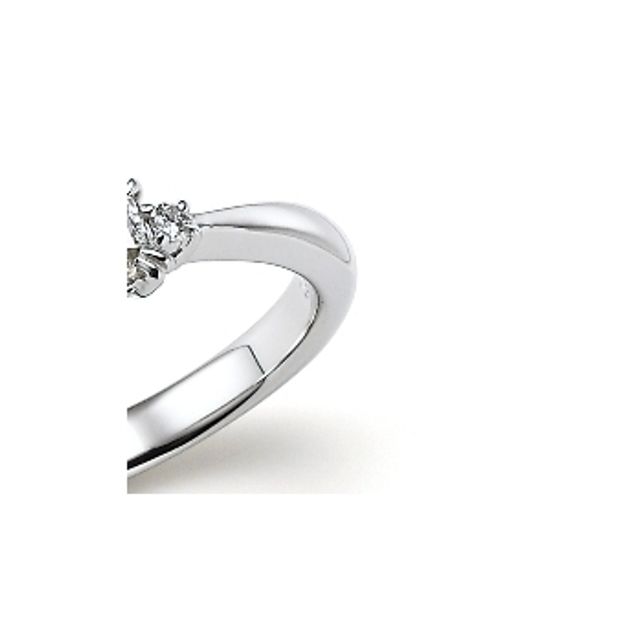 【garden(ガーデン)】＜pipi＞中心に向かって絞られたアームと両サイドのメレダイヤで華やかな婚約指輪