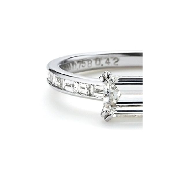 【garden(ガーデン)】＜aman＞エメラルドカット&times;バゲットカットの輝きでクラシカルな印象の婚約指輪