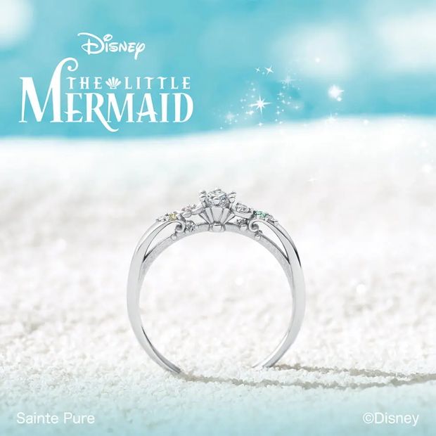 【hirai art gallery(ヒライアートギャラリー)】アリエルと海の仲間たちを様々なモチーフとカラフルな宝石で色彩豊かに表現した限定エンゲージリング【リトルマーメイド Beyond the Waves】