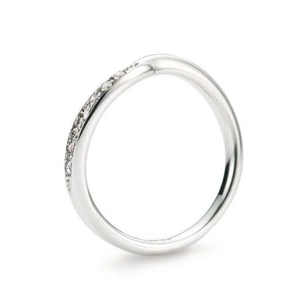 【hirai art gallery(ヒライアートギャラリー)】手をとり誓いのキスをするロマンチックなシーンをイメージ【ケイウノ バチャマーノ】