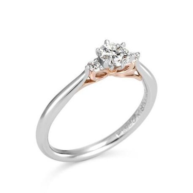 【hirai art gallery(ヒライアートギャラリー)】側面にリボンをさりげなくあしらった婚約指輪 【ケイウノ リボン】