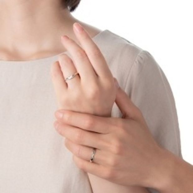 【hirai art gallery(ヒライアートギャラリー)】NEW 【アフィニタ】ラインが異なっていてもお揃い感のある結婚指輪【ケイウノ】