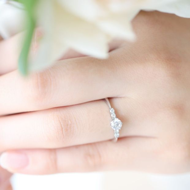 【JEWELRY STUDIO Advance(ジュエリースタジオアドバンス)】【Advance】Lace(レース)『センターダイヤが際立つ華奢なアーム』