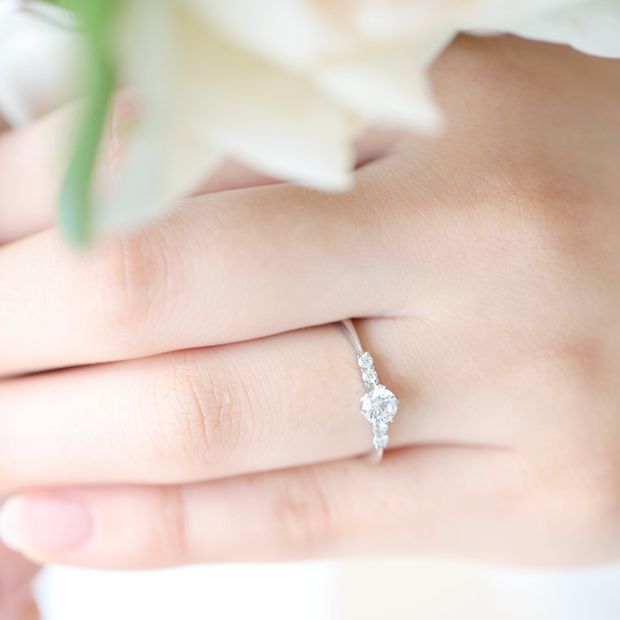 【JEWELRY STUDIO Advance(ジュエリースタジオアドバンス)】【Advance】Lace(レース)『センターダイヤが際立つ華奢なアーム』