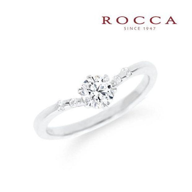 【ROCCA(ロッカ)】【ROCCA】さりげないアームのメレダイヤが可愛い！V字のシンプルエンゲージリング SW-3