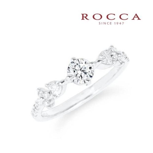 【ROCCA(ロッカ)】【ROCCA】サイドにあしらわれたハートのダイヤモンドが可愛いエンゲージリング OEM2