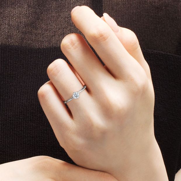 【BRILLIANCE+(ブリリアンスプラス)】クレッセント ソリティア リング 