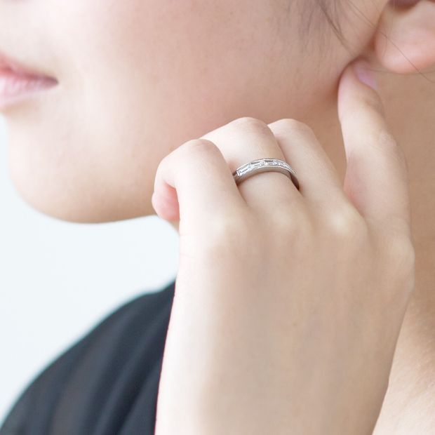 【BRILLIANCE+(ブリリアンスプラス)】チャネルセッティング バゲットカット ダイヤモンド ハーフエタニティ リング 2.8mm